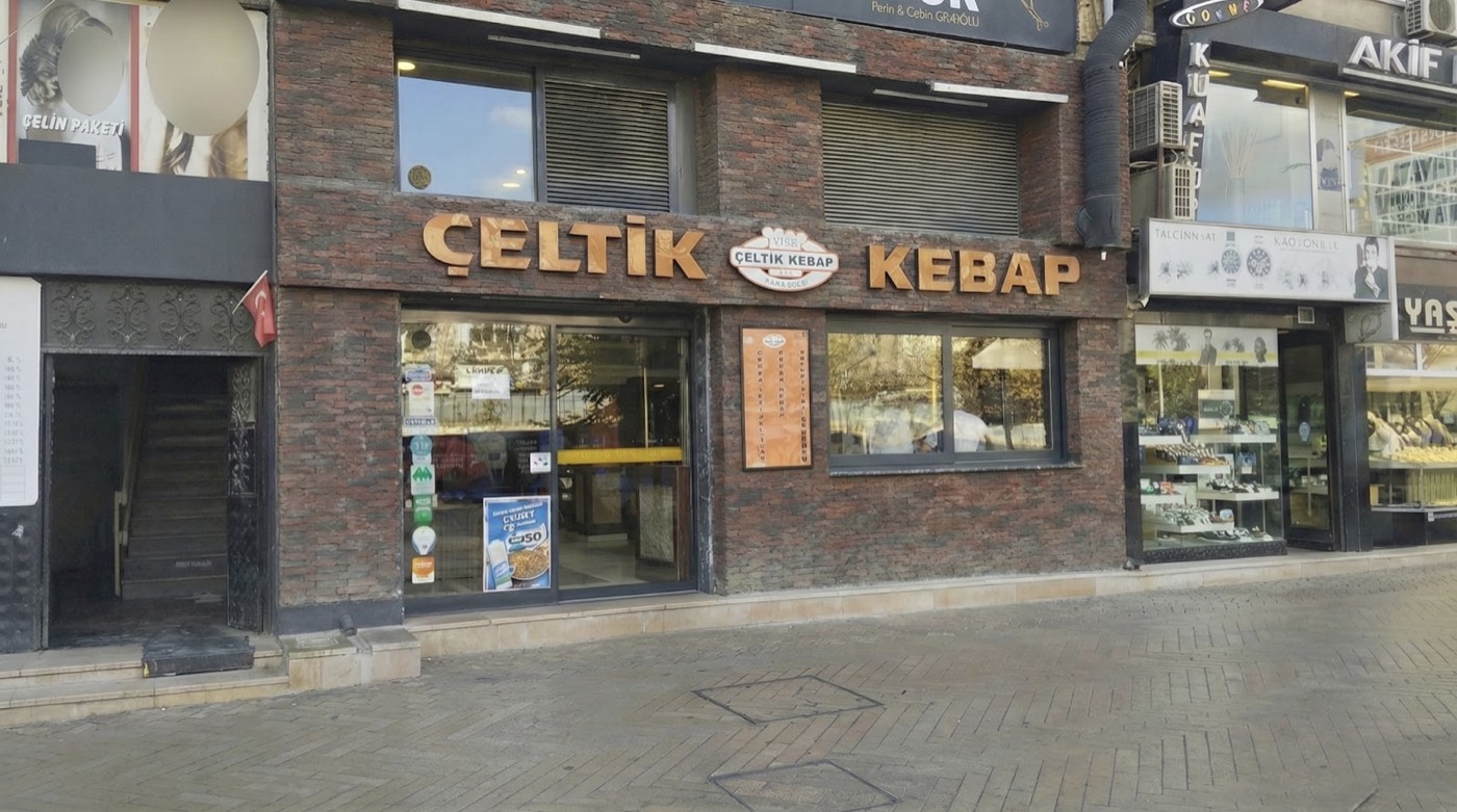 Çeltik Kebap'ın Bağdat Caddesi'ndeki kemerli tuğla cephesi