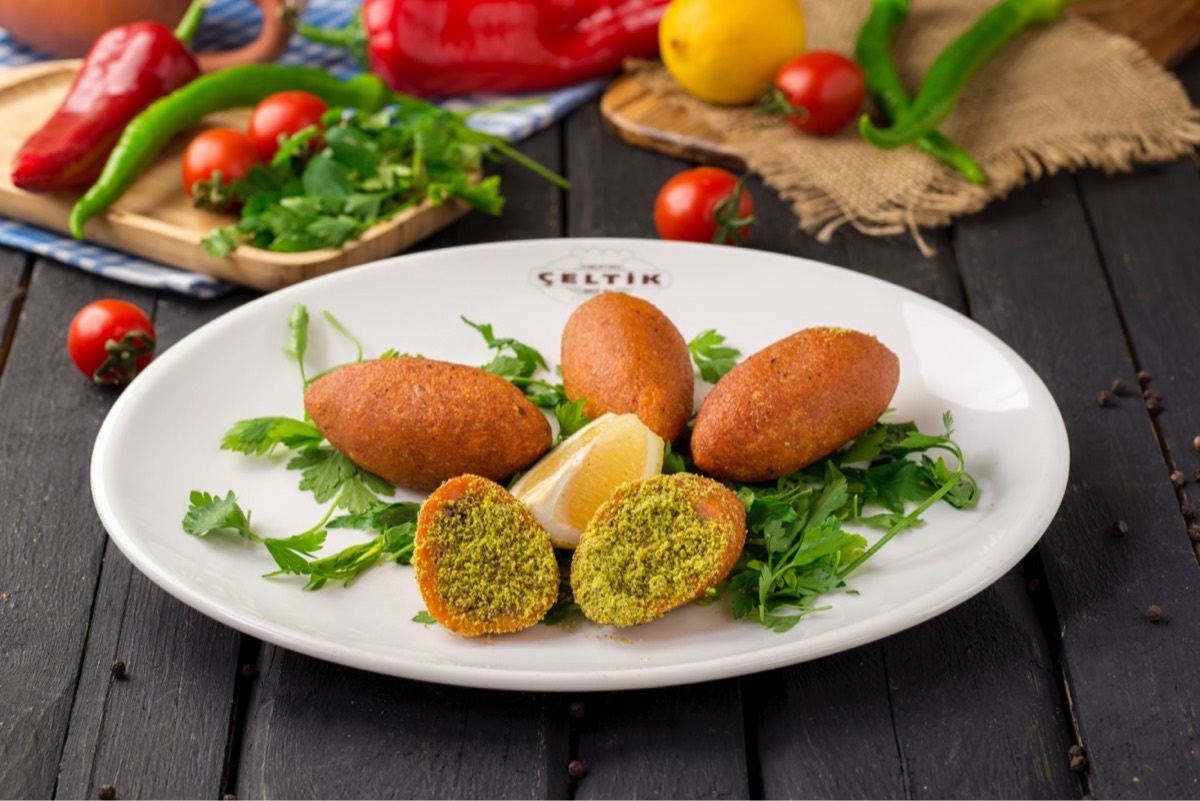 Çeltik logolu tabakta içli köfte; roka ve limonla
