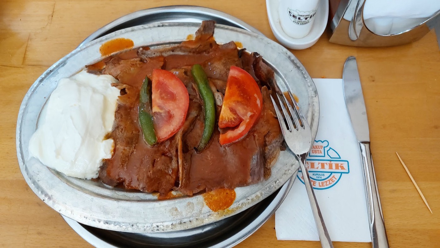 Tereyağlı İskender; yoğurt ve közlenmiş domatesle, bakır tabakta