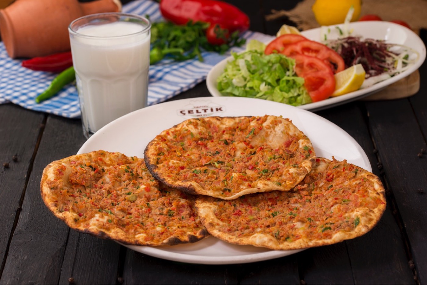 Çeltik'in taş fırından çıkmış üç lahmacun; ayran ve mevsim salatası eşliğinde