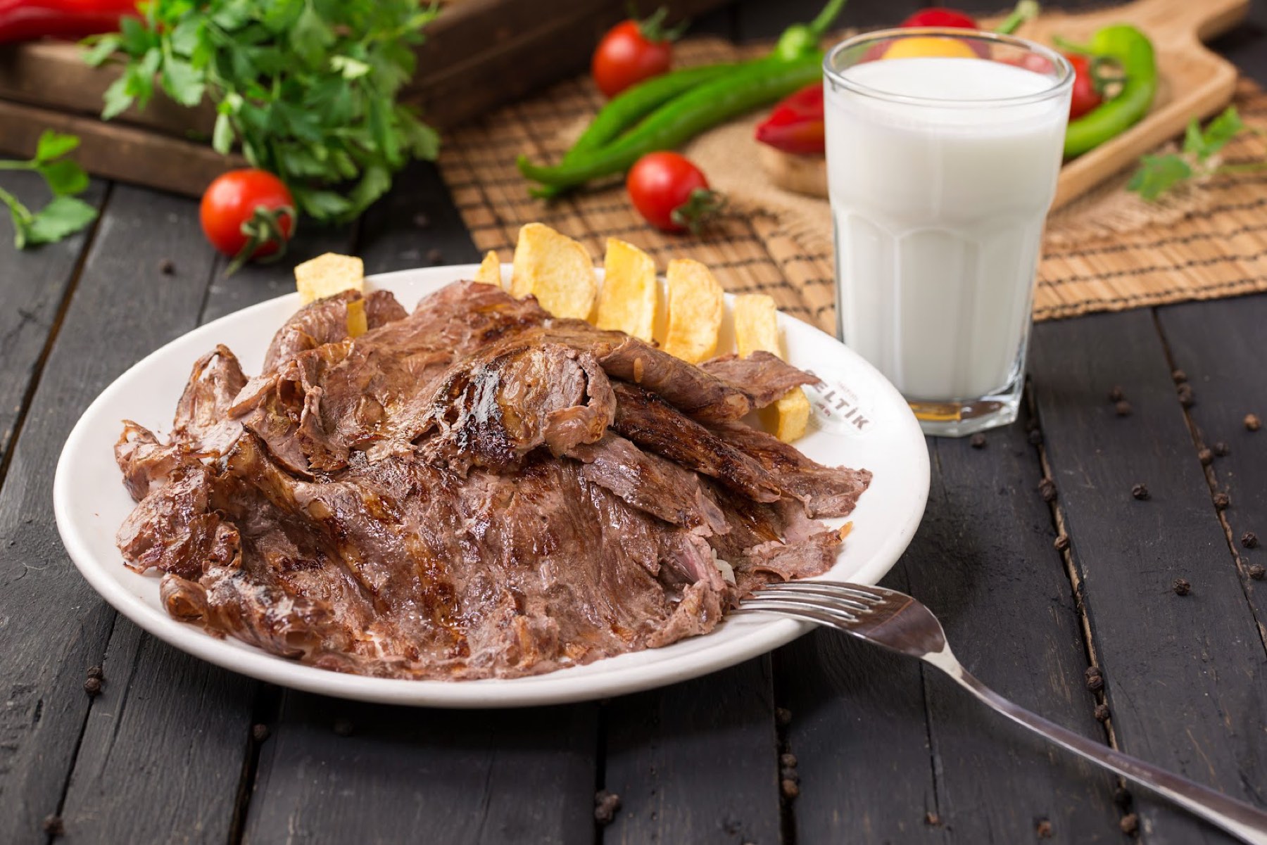 Porsiyon et döner; patates ve ayran ile, Çeltik Kebap