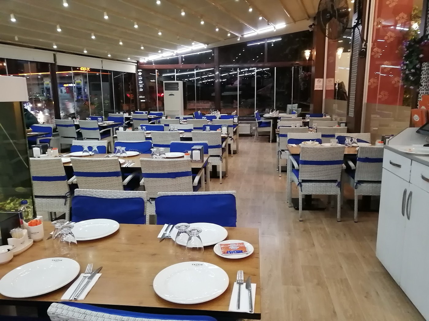 Çeltik Kebap'ın ferah yemek salonu; kurulu masalar