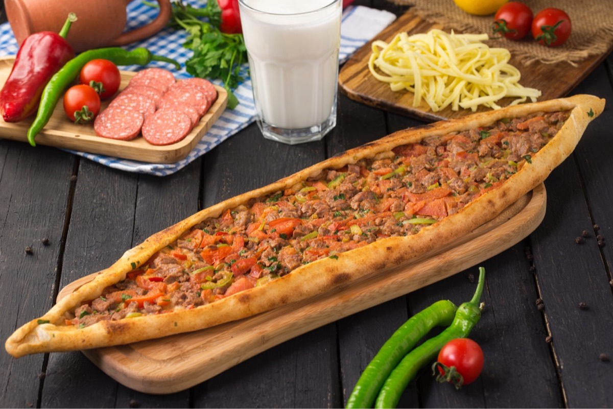 Taş fırından uzun sucuklu pide, ahşap tahtada