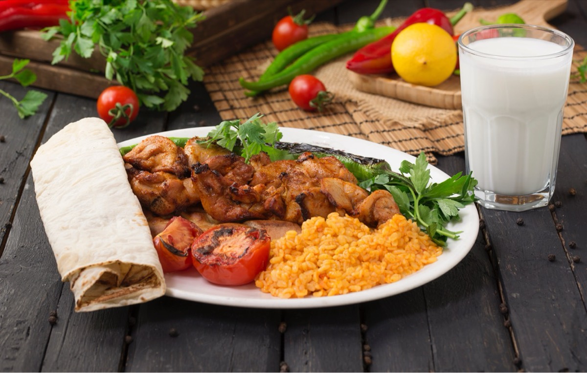 Tavuk şiş; lavaş, pilav ve közlenmiş domatesle